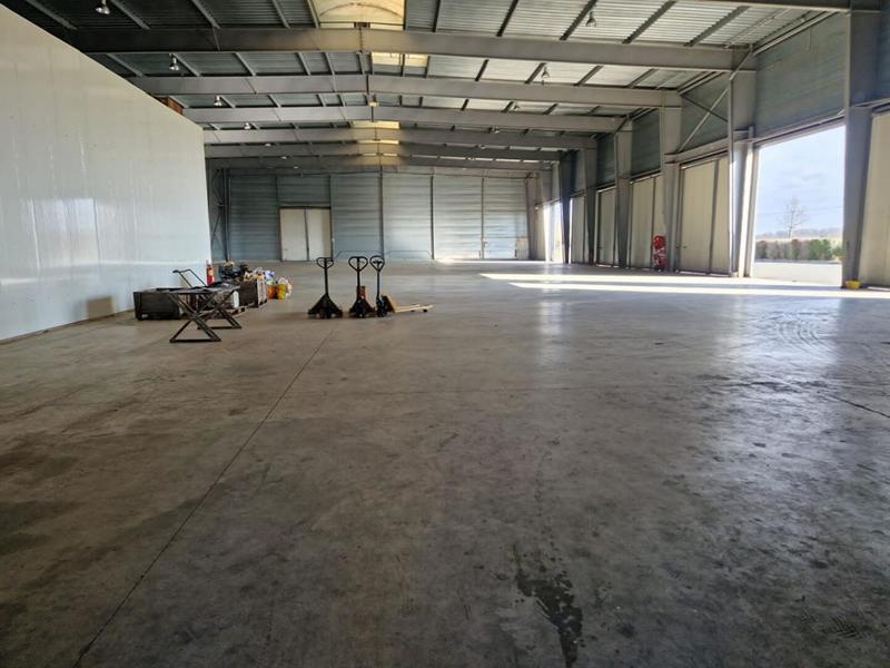 Parking / Garage - 1 800 m²