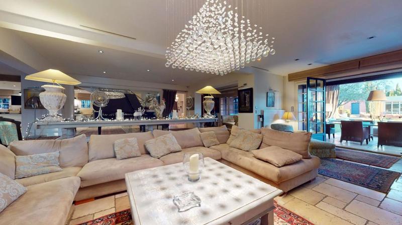 Propriété - 980 m²