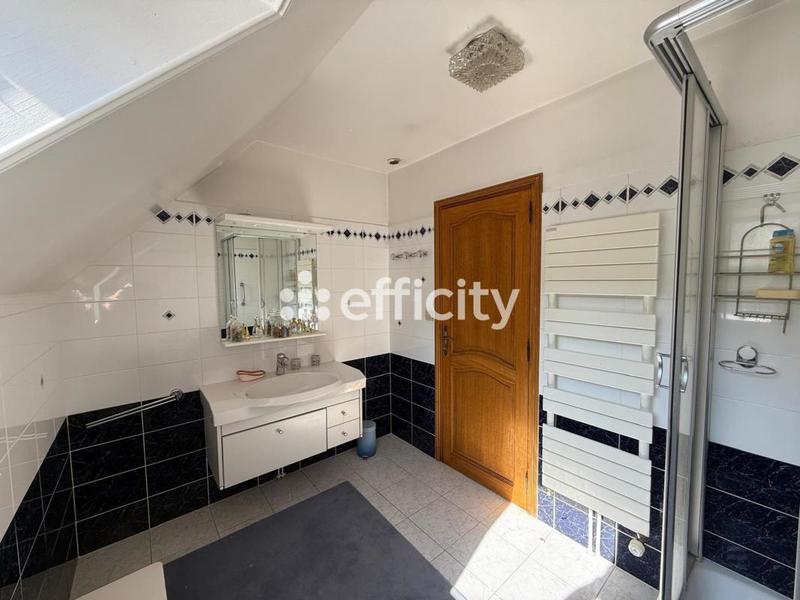 Maison - 235 m² - 10 pièces