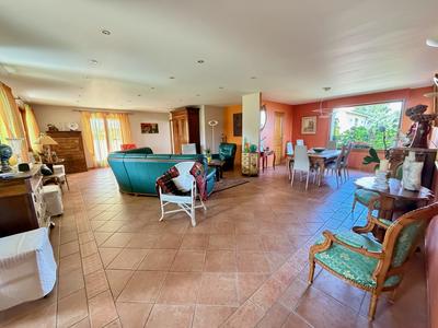 Maison - 208 m² - 8 pièces