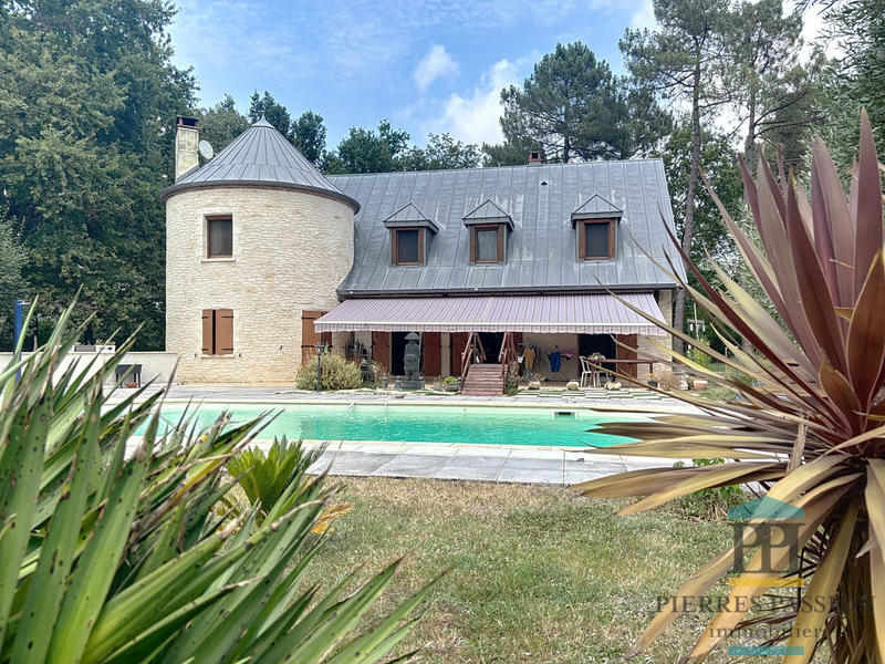 Maison - 221 m² - 7 pièces