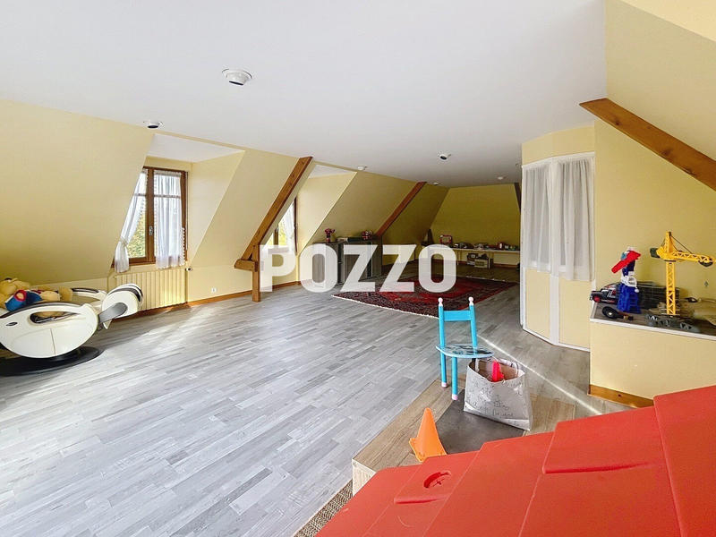 Maison - 275 m² - 11 pièces
