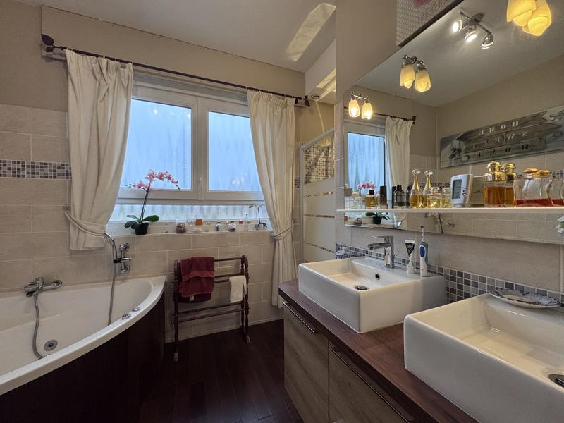 Maison - 180 m² - 8 pièces