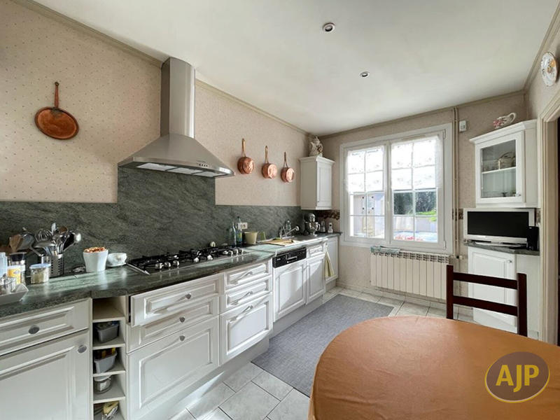 Maison - 260 m² - 8 pièces