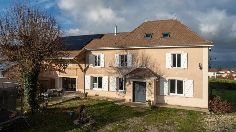 Maison - 222 m² - 7 pièces