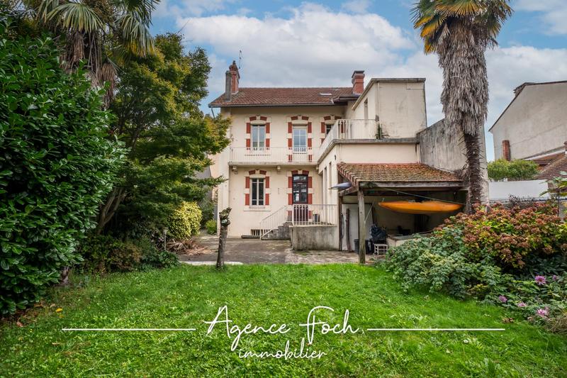 Maison - 245 m² - 10 pièces