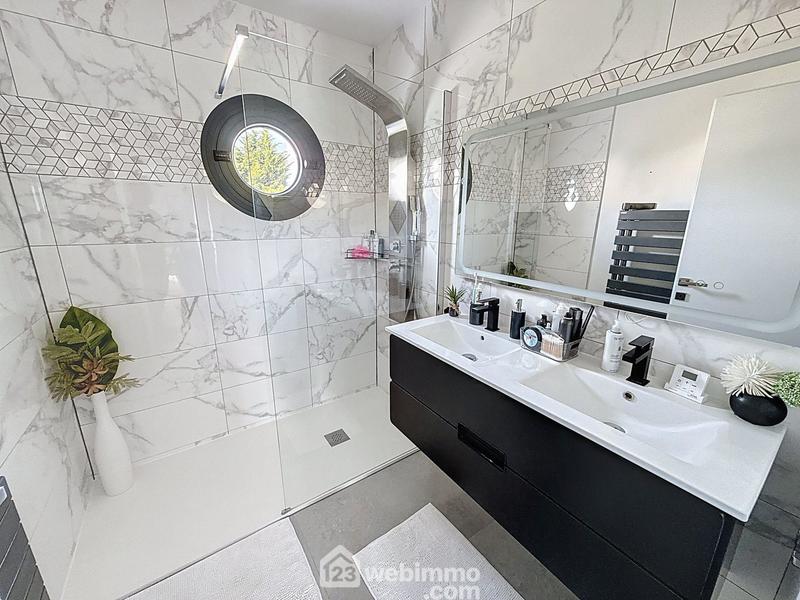 Maison - 230 m² - 7 pièces