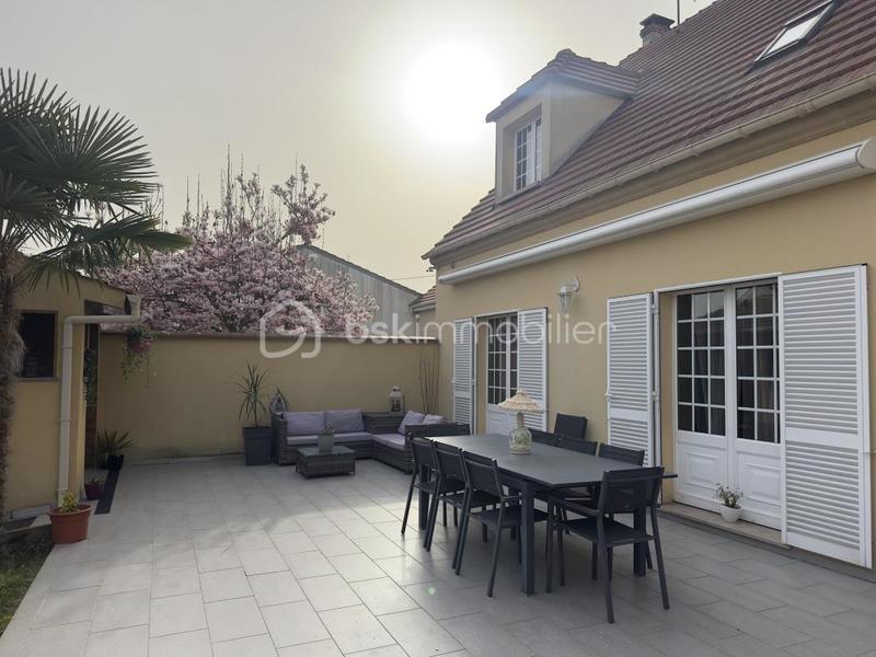 Maison traditionnelle - 165 m² - 8 pièces