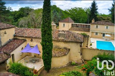 Maison - 305 m² - 10 pièces