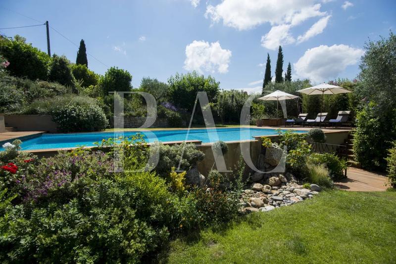 Villa - 402 m² - 12 pièces