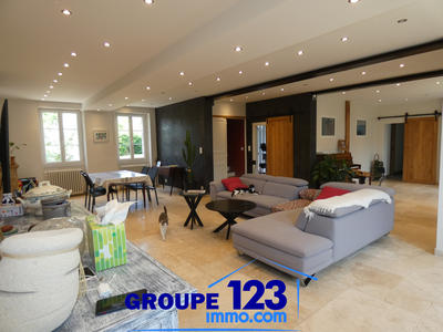 Maison - 369 m² - 9 pièces