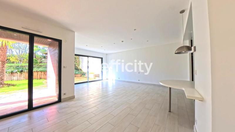 Maison - 335 m² - 9 pièces