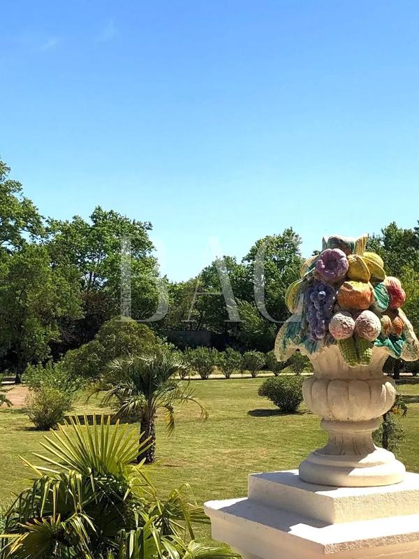 Propriété - 1 400 m² - 20 pièces