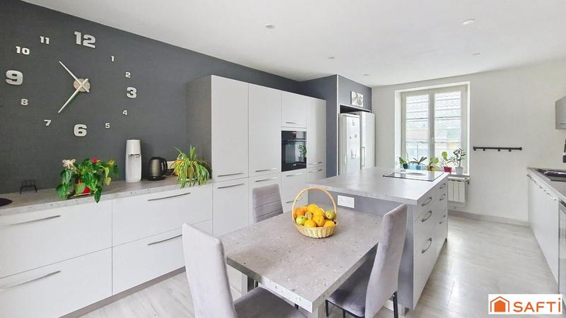 Maison - 200 m² - 8 pièces