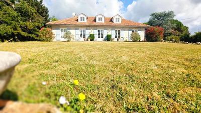 Propriété - 219 m² - 9 pièces