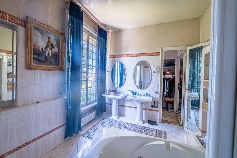 Maison - 345 m² - 8 pièces