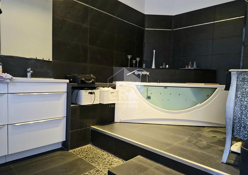 Maison - 180 m² - 6 pièces