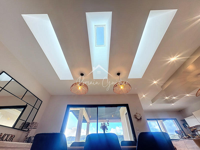 Propriété - 251 m² - 8 pièces