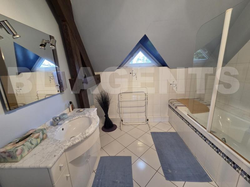 Maison - 213 m² - 7 pièces