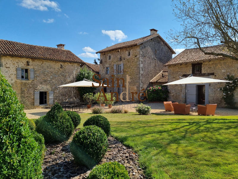 Maison - 370 m² - 6 pièces