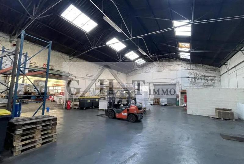 Entrepôt - 1 100 m²