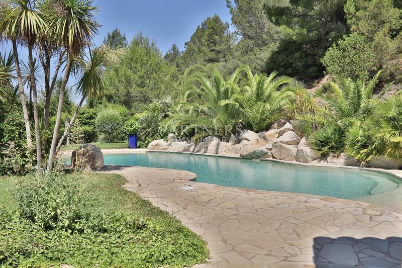 Maison - 240 m² - 9 pièces