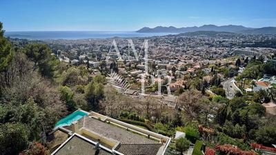 Villa - 333 m² - 8 pièces