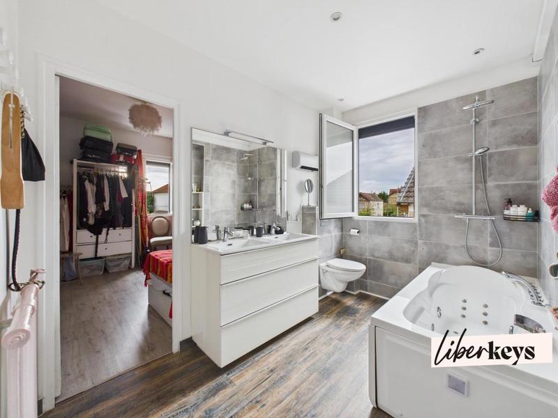 Maison - 223 m² - 7 pièces