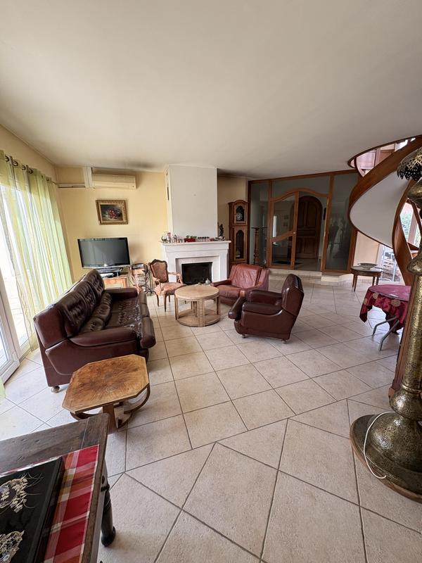 Maison - 305 m² - 7 pièces