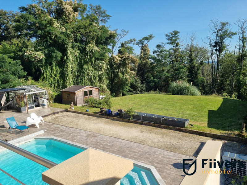 Maison - 239 m² - 8 pièces