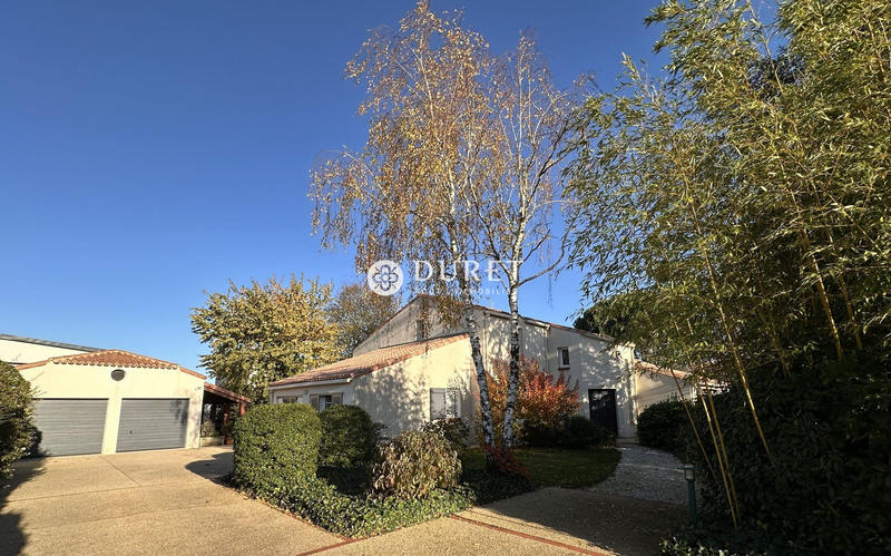 Maison traditionnelle - 221 m² - 7 pièces