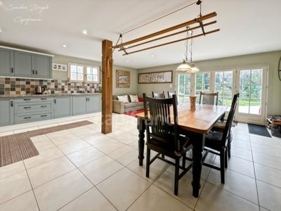 Maison - 228 m² - 8 pièces