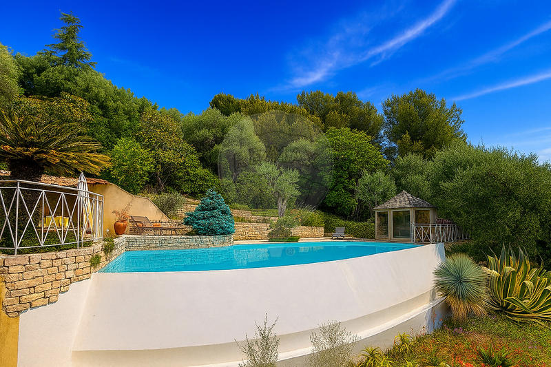 Propriété - 385 m² - 8 pièces