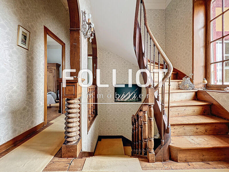 Maison - 235 m² - 10 pièces