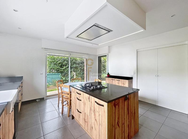 Maison - 212 m² - 9 pièces