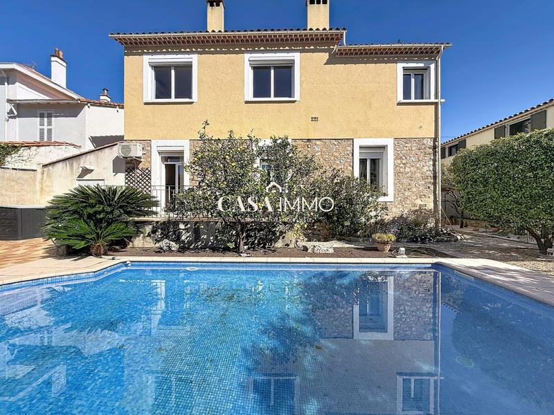 Maison - 185 m² - 8 pièces