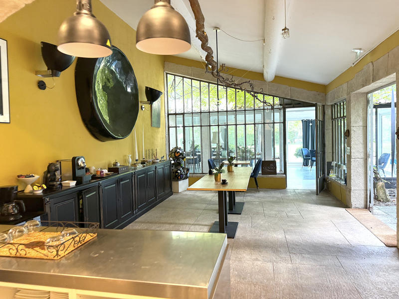 Propriété - 1 300 m² - 15 pièces