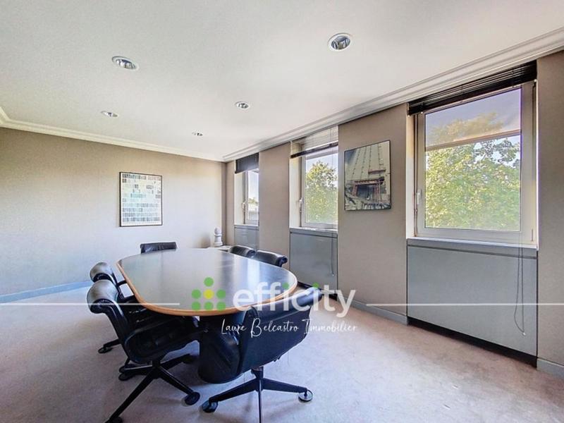 Local d'activité / Entrepôt - 670 m² - 25 pièces