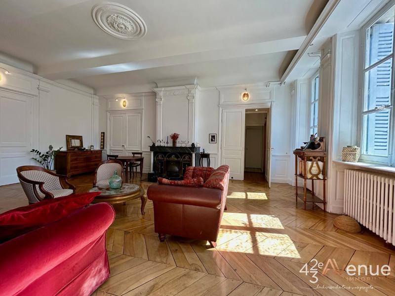 Appartement - 176 m² - 6 pièces