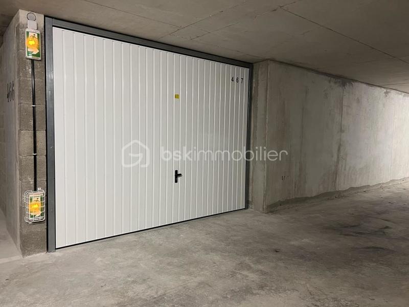 Parking / Garage - 167 m²