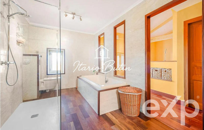 Maison - 415 m² - 14 pièces