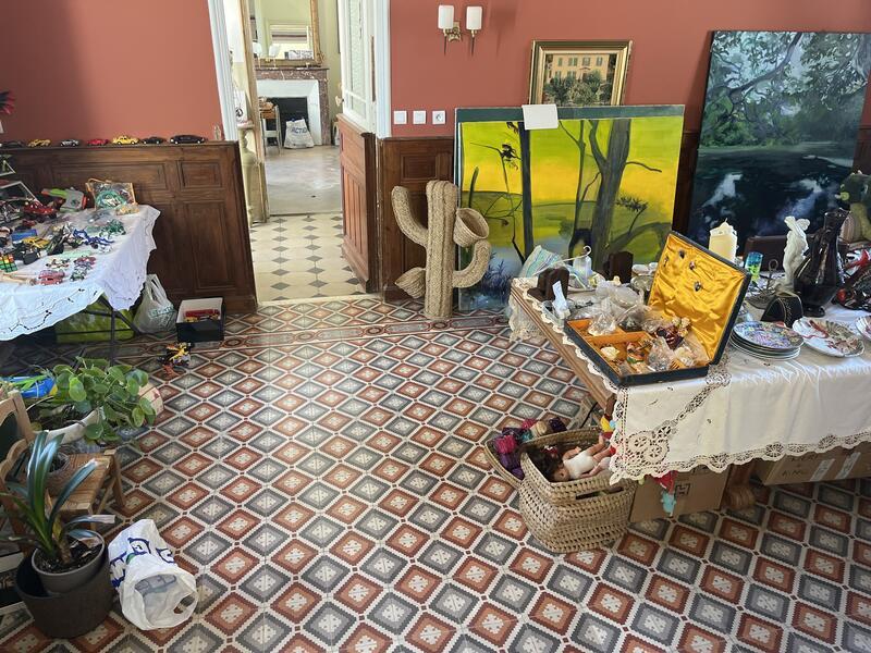 Énorme vide maison avec de tout