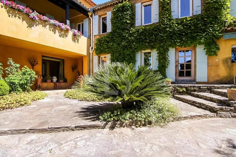 Villa - 368 m² - 10 pièces