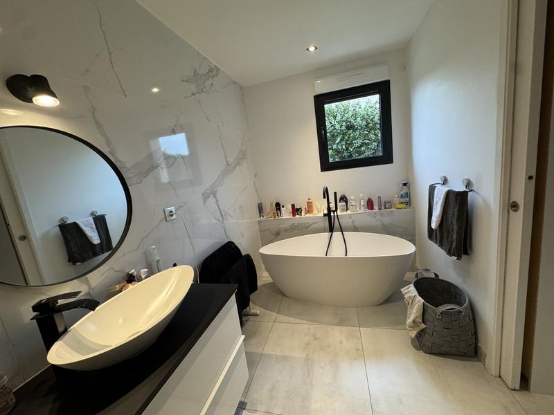 Maison - 230 m² - 8 pièces