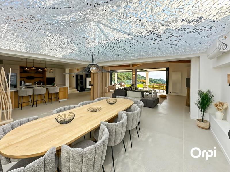 Maison - 373 m² - 6 pièces