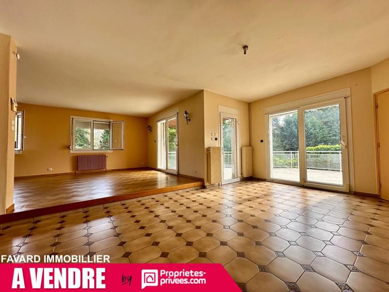 Maison - 238 m² - 9 pièces