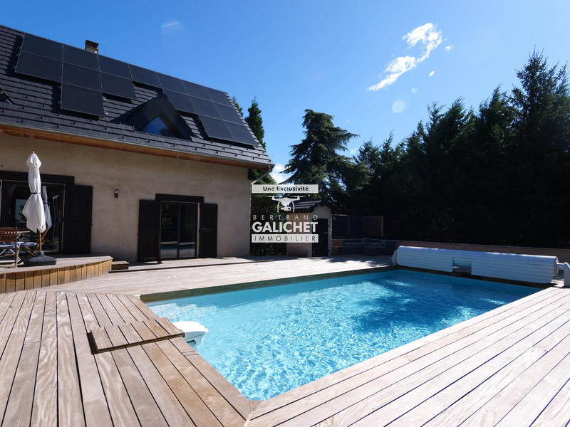 Maison - 330 m² - 8 pièces