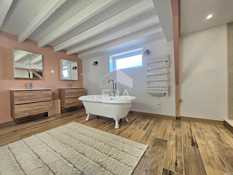 Maison - 184 m² - 9 pièces