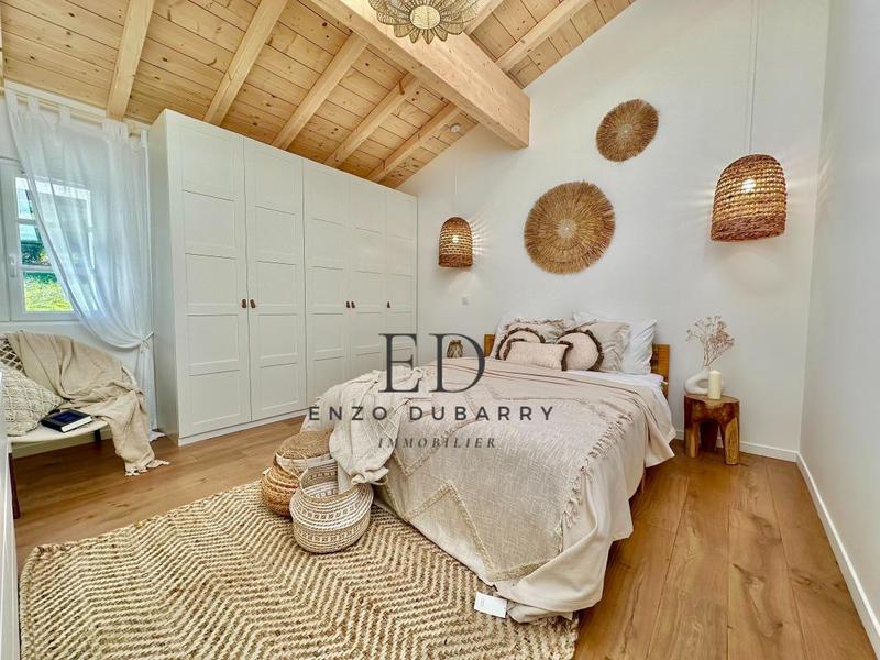 Maison - 260 m² - 6 pièces