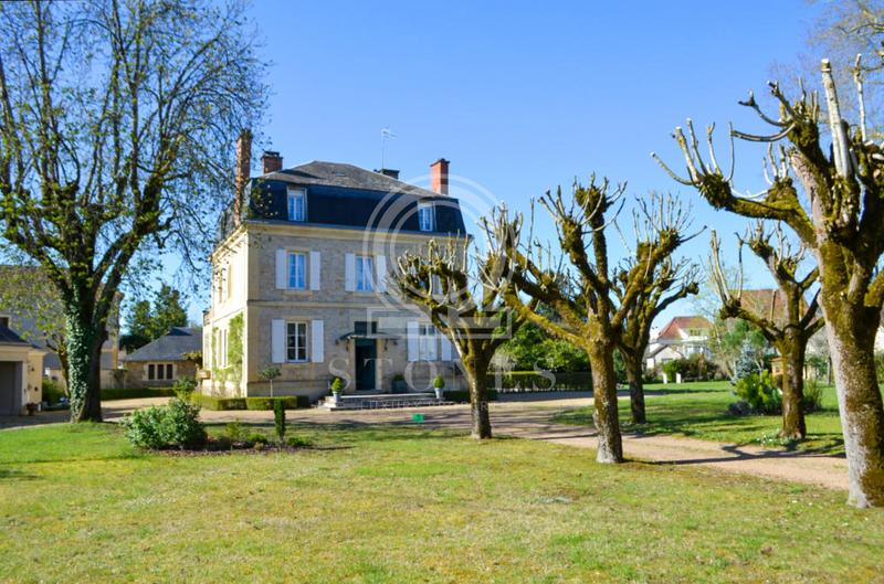 Maison - 240 m² - 12 pièces